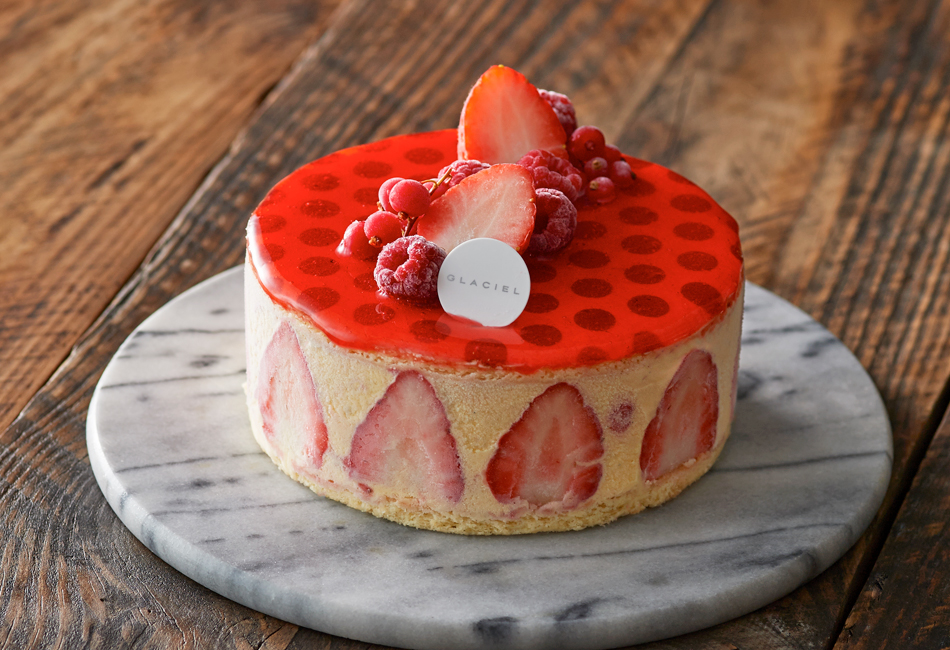 子供の誕生日に贈りたい イチゴと水玉模様がかわいいアイスケーキ お祝いに贈りたいお取り寄せ Vol 17 おいしいマルシェ Powered By おとりよせネット