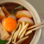 山本屋本店の味噌煮込みうどん盛付けたアップ