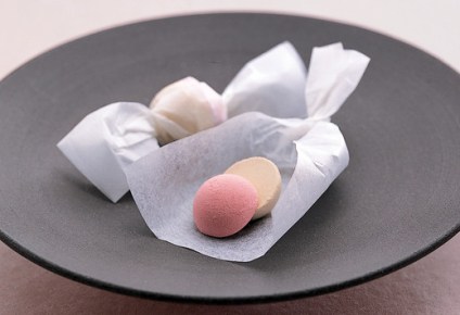 紅白の和三盆糖が口の中でとろける。老舗和菓子屋の美しい干菓子