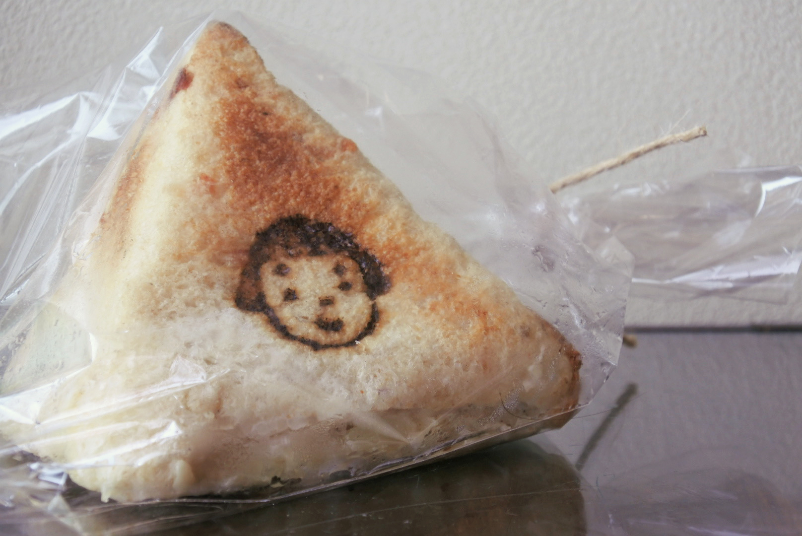 ラムヤート　エジプト塩（じお）のパン　FROM TOYA　三角形