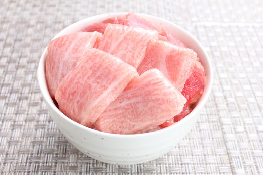 豪華マグロ丼　マグロの吉井