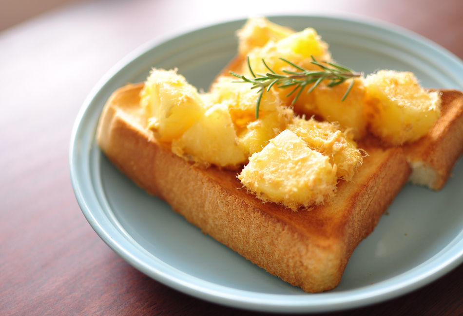 鯛と鰆と鯖そぼろ　日本料理　花菱　ふわふわそぼろのポテトトースト完成