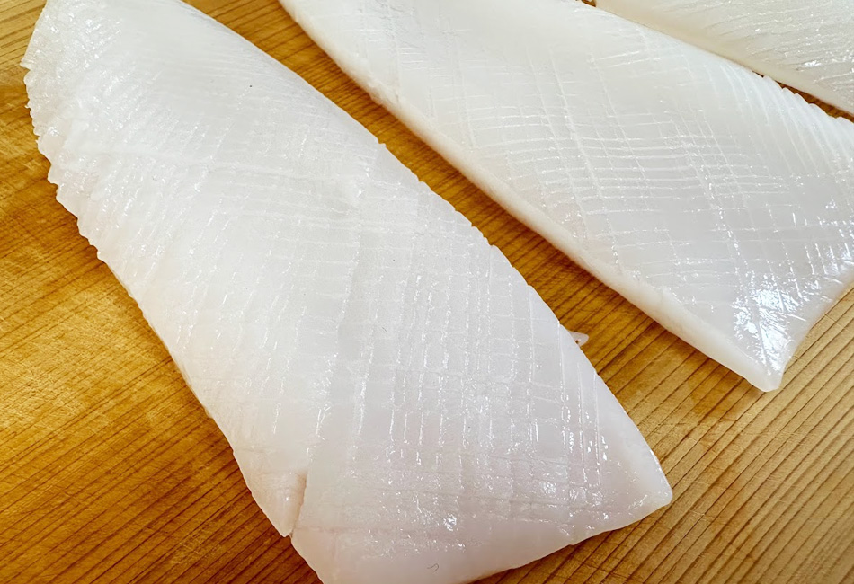 あおりいかむき身 ギフトセット　あき水産鮮魚部　切込みを入れる