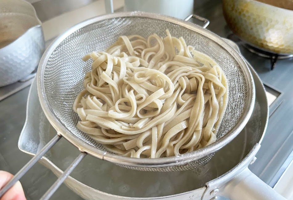 【お取り寄せ限定】カレーそば4食（瞬そば・太切り）　京都 よしむら お取り寄せサイト　【お取り寄せ限定】カレーそば4食（瞬そば・太切り）　京都 よしむら お取り寄せサイト　　茹でたそばをあげる