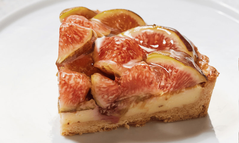 蓬莱柿・はざまいちじくの焼きカスタードタルト／かにわしタルト店