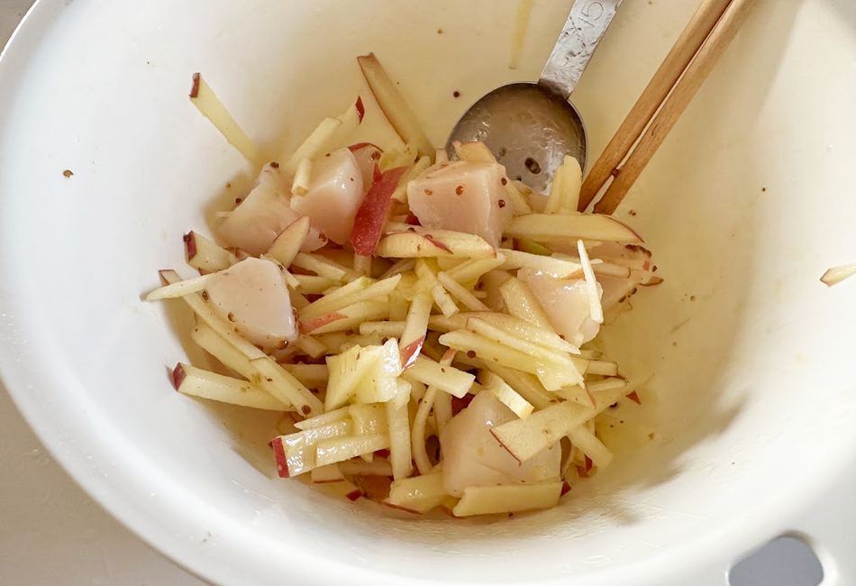 【三陸逸品】三陸産鮮冷ほたて貝柱（CAS凍結）500g（15ー18粒入り）　女川さかな手帖　りんごと混ぜ合わせたところ