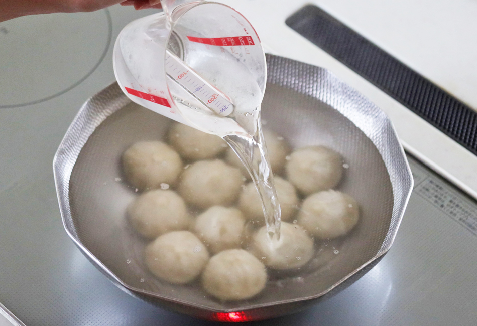 「傳」長谷川料理長共同開発 WaiWai水餃子　美勢餃子　差し水を加えるところ