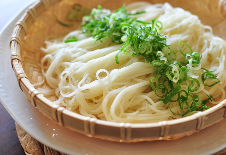 Ｐ-3 一筋縄 麦縄そうめん 紙箱入り　三輪山勝製麺　ネギをのせて食べる