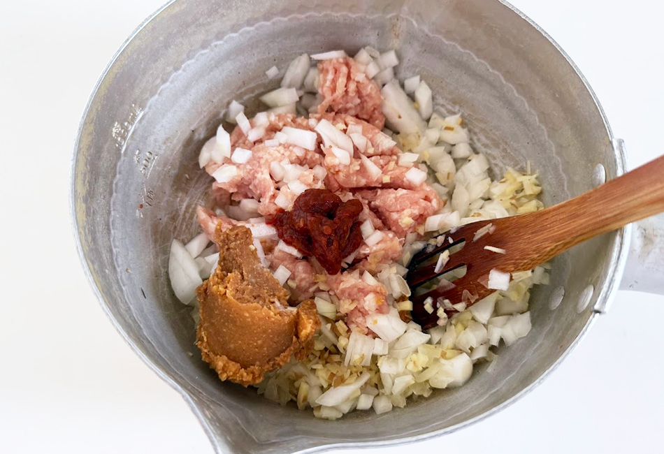 Ｐ-3 一筋縄 麦縄そうめん 紙箱入り　三輪山勝製麺　材料を混ぜ合わせる