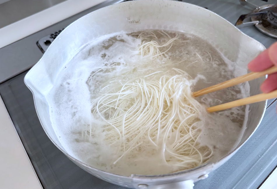 Ｐ-3 一筋縄 麦縄そうめん 紙箱入り　三輪山勝製麺　麺を茹でる