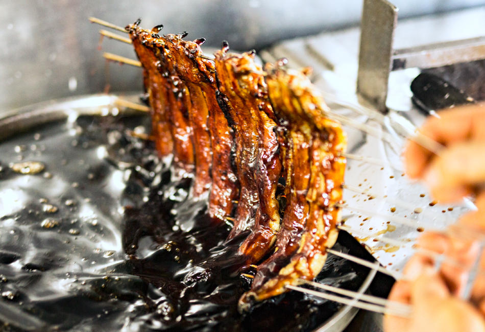 三河一色産うなぎの炭火焼 3尾　日本料理 小伴天　タレにつけているところ