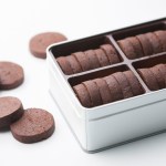 あくの強いチョコレートと塩味のクッキー缶(約30枚入り) イル・プルー・シュル・ラ・セーヌ