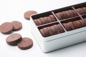 あくの強いチョコレートと塩味のクッキー缶（約30枚入り）　イル・プルー・シュル・ラ・セーヌ