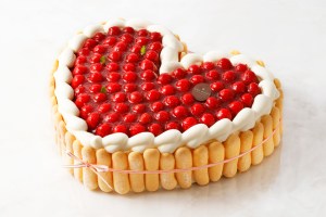 特注ハート型シュス木苺レアチーズケーキ　直径14cm（1〜2人用）　洋菓子店カサミンゴー