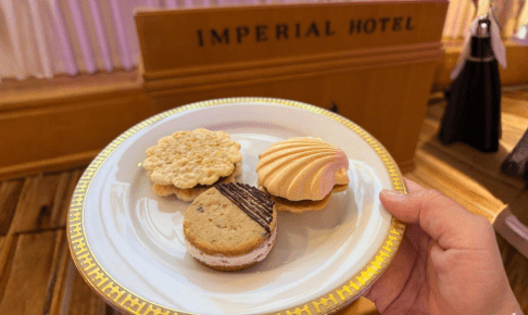 帝国ホテルのメディア懇親会で試食したスイーツ3品を盛り付けたプレート
