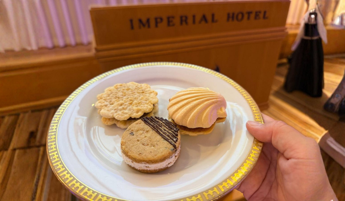 帝国ホテルのメディア懇親会で試食したスイーツ3品を盛り付けたプレート